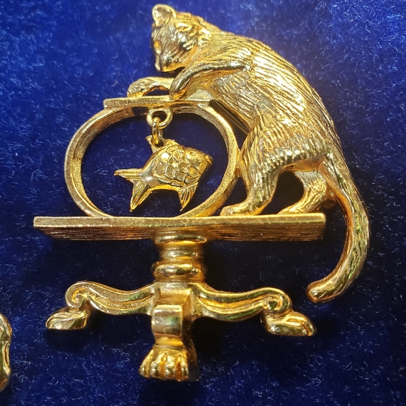 Two Cutie Kitty Brooches, Avon And JLC - Picture 9 of 13